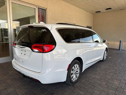 Used 2017 Chrysler Pacifica Touring-L FWD image 4