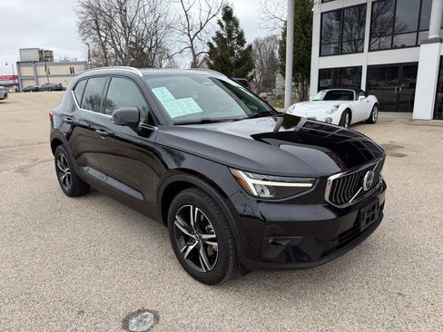 Used 2023 Volvo XC40 B5 Plus image 3