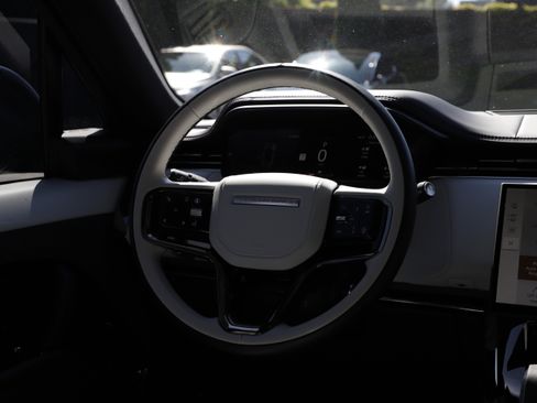 Used 2025 Land Rover Range Rover Sport Autobiography AWD/4WD image 19