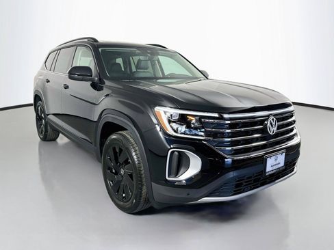 Certified 2026 Volkswagen Atlas SE FWD image 3