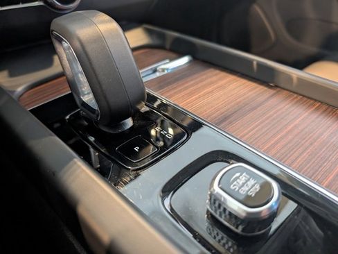 Used 2023 Volvo XC60 B5 Plus image 23