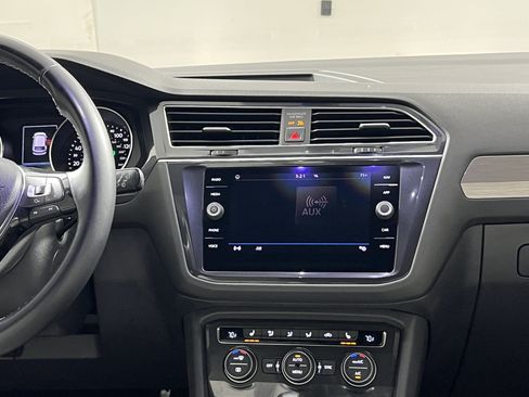 Used 2018 Volkswagen Tiguan SEL w/ R-Line Package FWD image 17