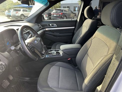 Used 2017 Ford Explorer XLT image 11
