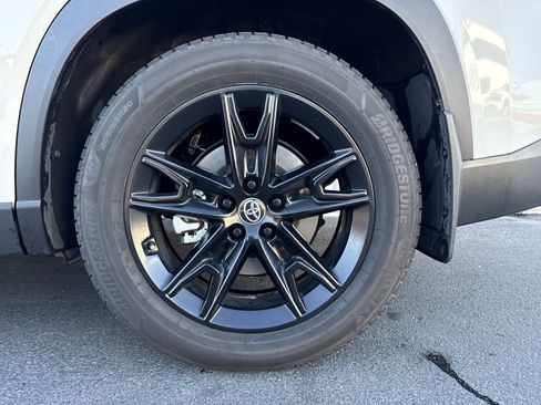 Used 2024 Toyota Grand Highlander Limited image 3