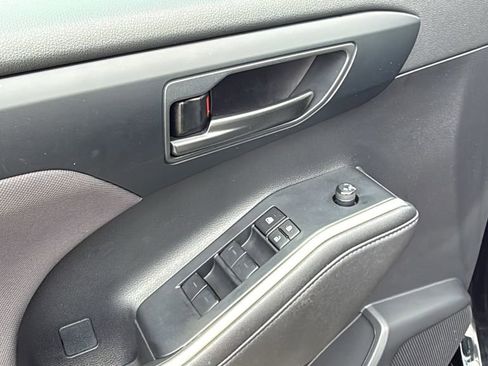 Certified 2024 Toyota Highlander LE image 12