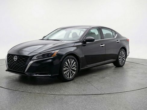 Used 2025 Nissan Altima 2.5 SV image 3