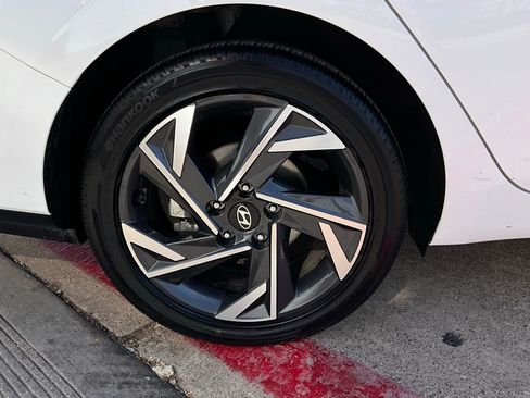 Used 2025 Hyundai Elantra Limited image 9