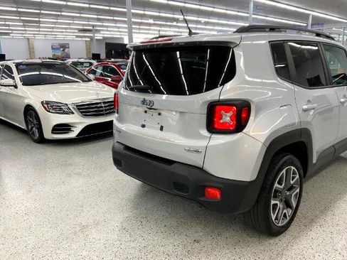 Used 2017 Jeep Renegade Latitude w/ Cold Weather Group image 39