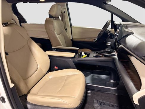 Used 2021 Toyota Sienna XLE image 27
