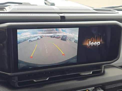 Used 2025 Jeep Wrangler Sahara image 13