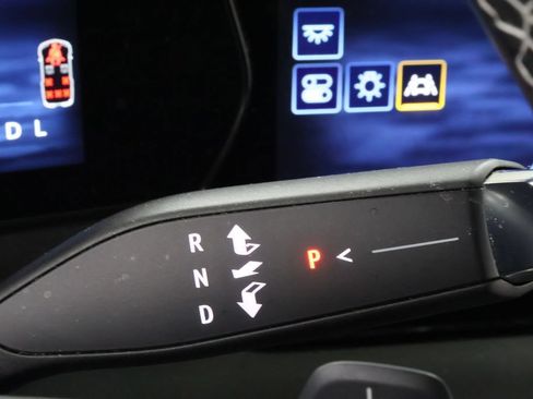 Used 2025 Chevrolet Traverse LT w/ Midnight/Sport Edition FWD image 17
