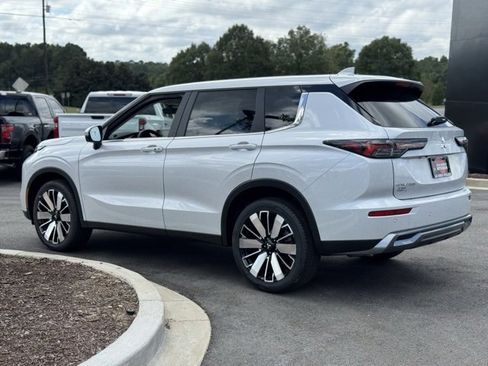 New 2025 Mitsubishi Outlander SE image 7