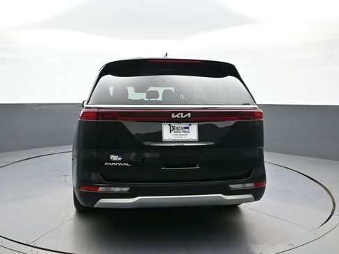 Used 2023 Kia Carnival EX image 7