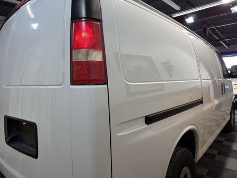 Used 2017 Chevrolet Express 2500 image 10