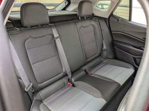 Used 2025 Chevrolet Trax LT w/ LT Convenience Package image 27