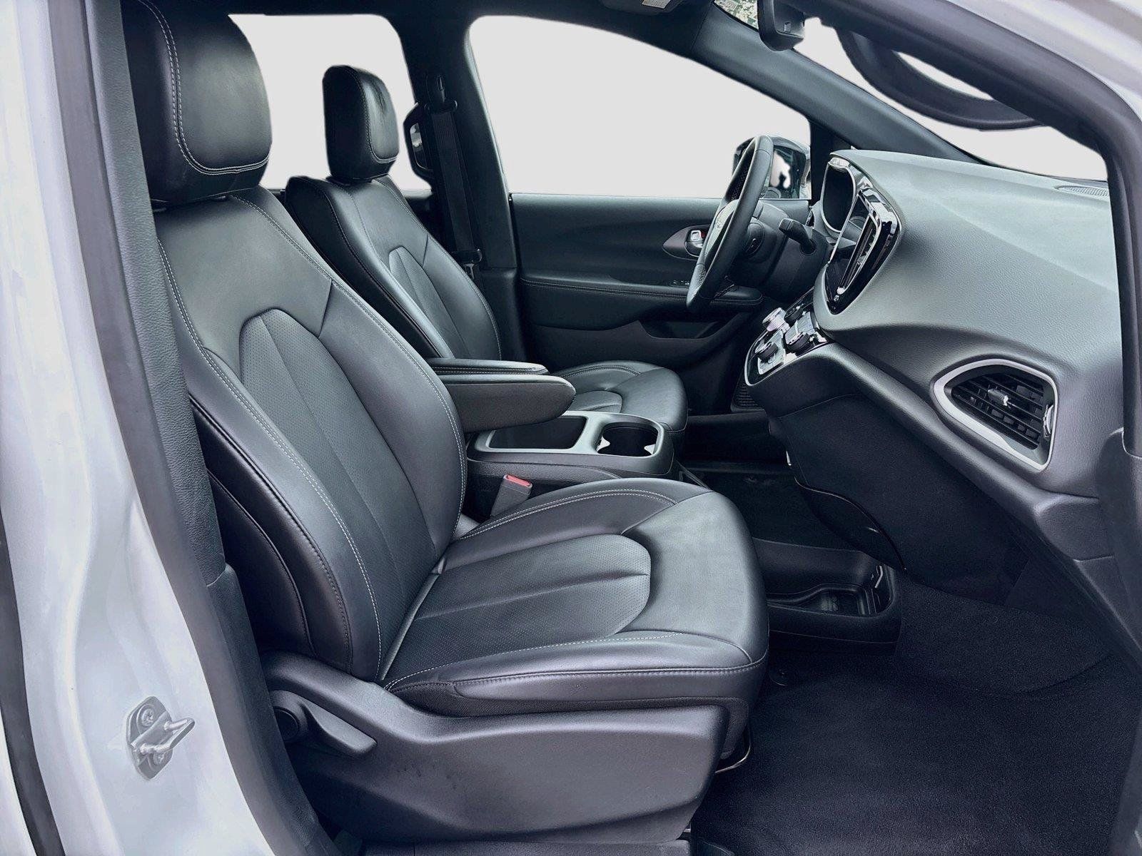 Certified 2025 Chrysler Pacifica Select FWD image 28