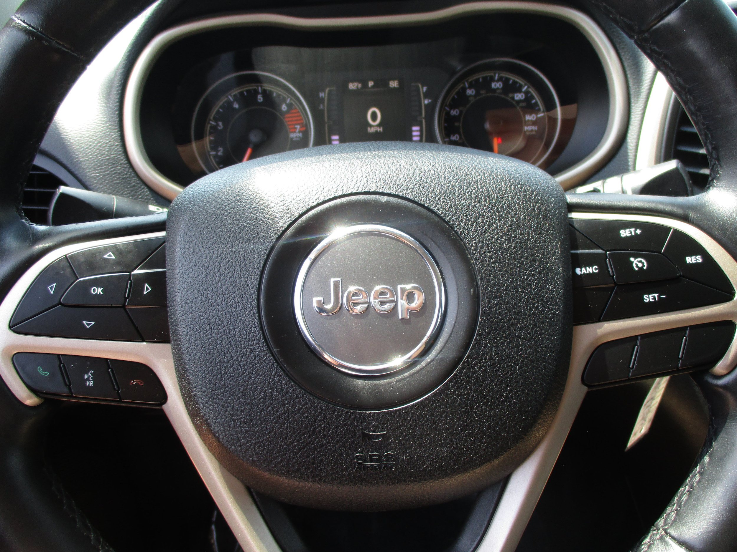 Used 2018 Jeep Cherokee Latitude FWD image 13