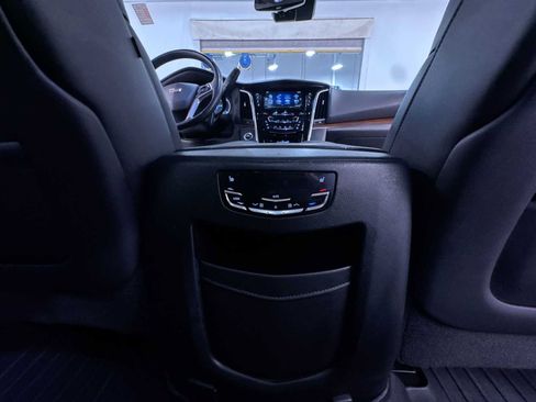 Used 2018 Cadillac Escalade Luxury AWD/4WD image 37