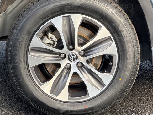 Used 2023 Toyota Highlander XLE image 11