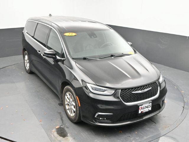 Used 2025 Chrysler Pacifica Select FWD image 41