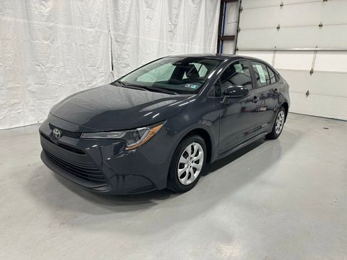 Used 2025 Toyota Corolla LE image 3