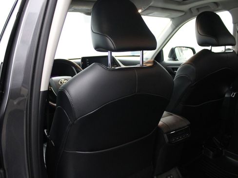 Used 2021 Toyota Highlander XLE image 20