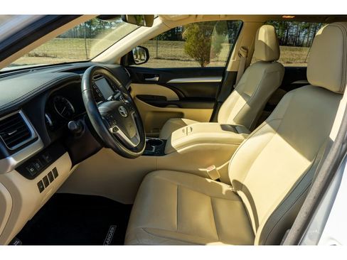 Used 2017 Toyota Highlander XLE image 12