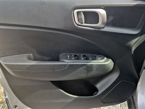 Used 2025 Hyundai Venue SEL FWD image 11