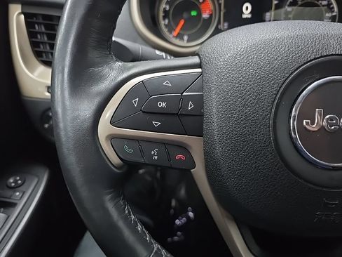 Used 2016 Jeep Cherokee Latitude w/ Cold Weather Group AWD/4WD image 19