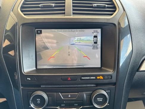 Used 2018 Ford Explorer XLT w/ Equipment Group 202A AWD/4WD image 21