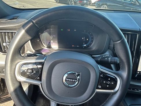 Used 2022 Volvo XC60 B5 R-Design image 11