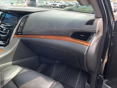Used 2019 Cadillac Escalade Luxury image 16