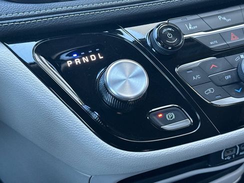Used 2024 Chrysler Pacifica Select image 27