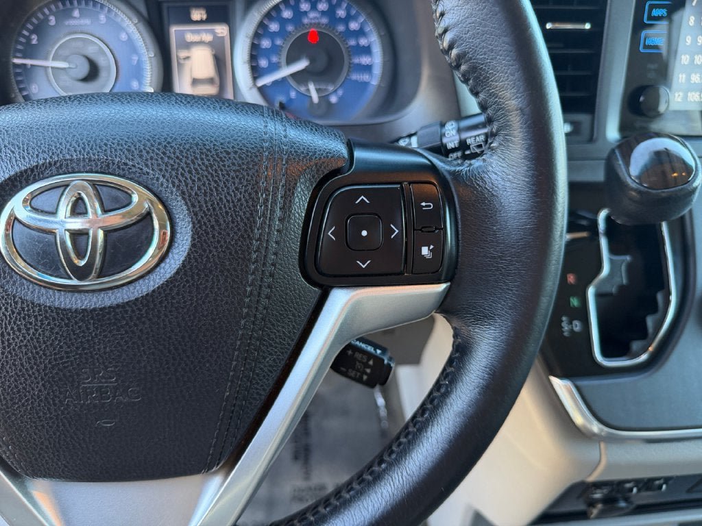 Used 2017 Toyota Sienna XLE w/ XLE Navigation Package FWD image 17