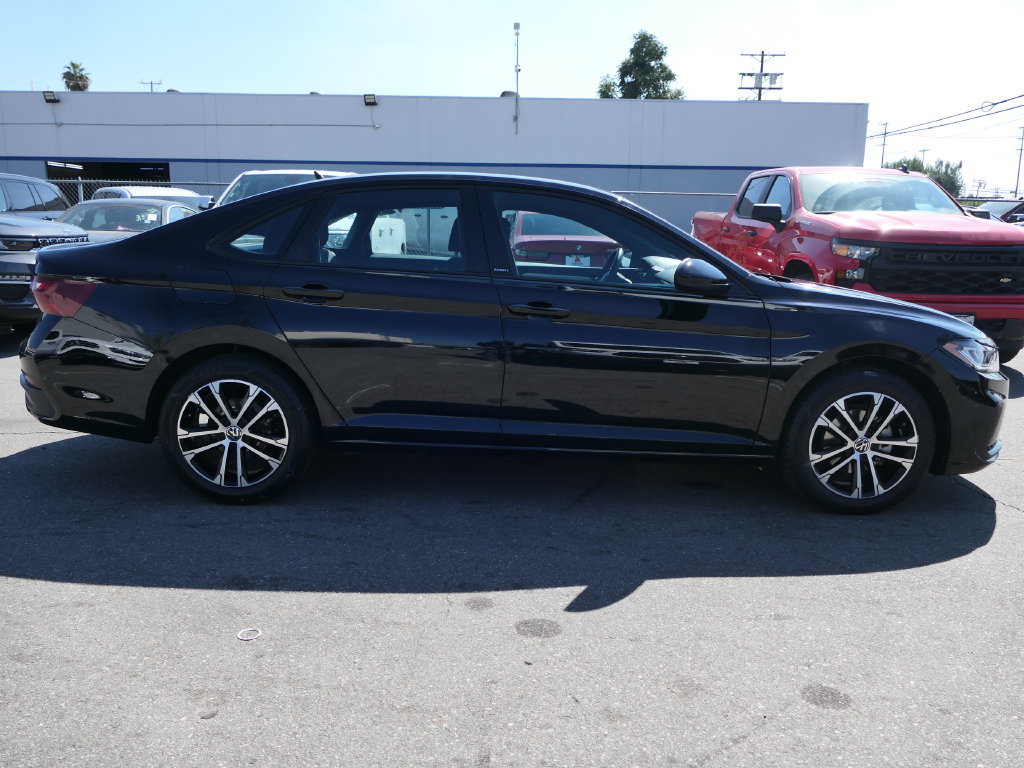 Used 2025 Volkswagen Jetta Sport FWD image 2
