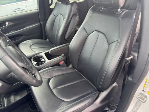 Used 2025 Chrysler Pacifica Select image 38
