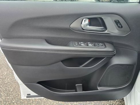 New 2026 Chrysler Pacifica Select image 36