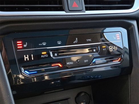 Certified 2025 Volkswagen Taos SE w/ Panoramic Sunroof Package image 16