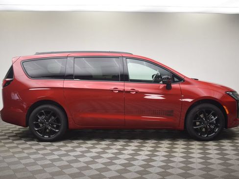 New 2027 Chrysler Pacifica Select AWD/4WD image 3