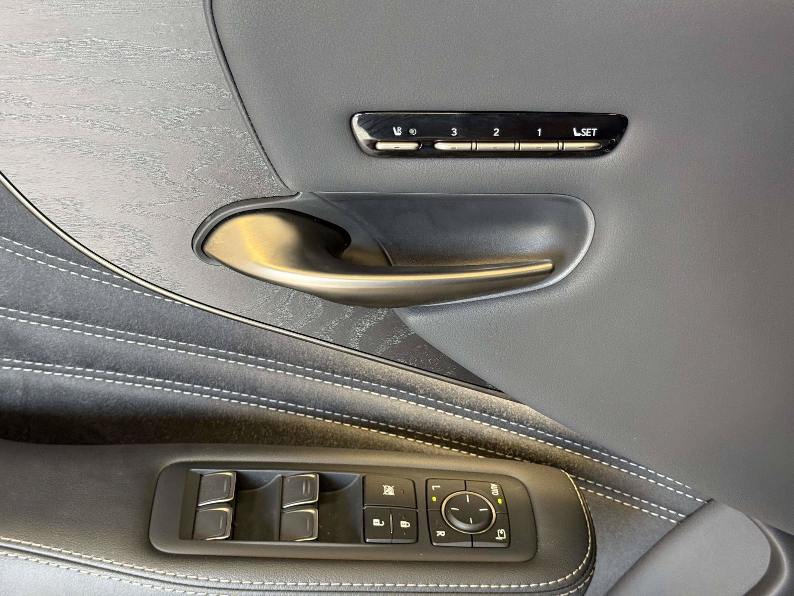 Certified 2022 Lexus LS 500 AWD w/ Accessory Package (Z1) image 21