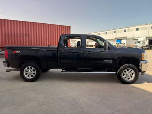 Used 2011 Chevrolet Silverado 2500 LT w/ Interior Plus Package RWD image 6