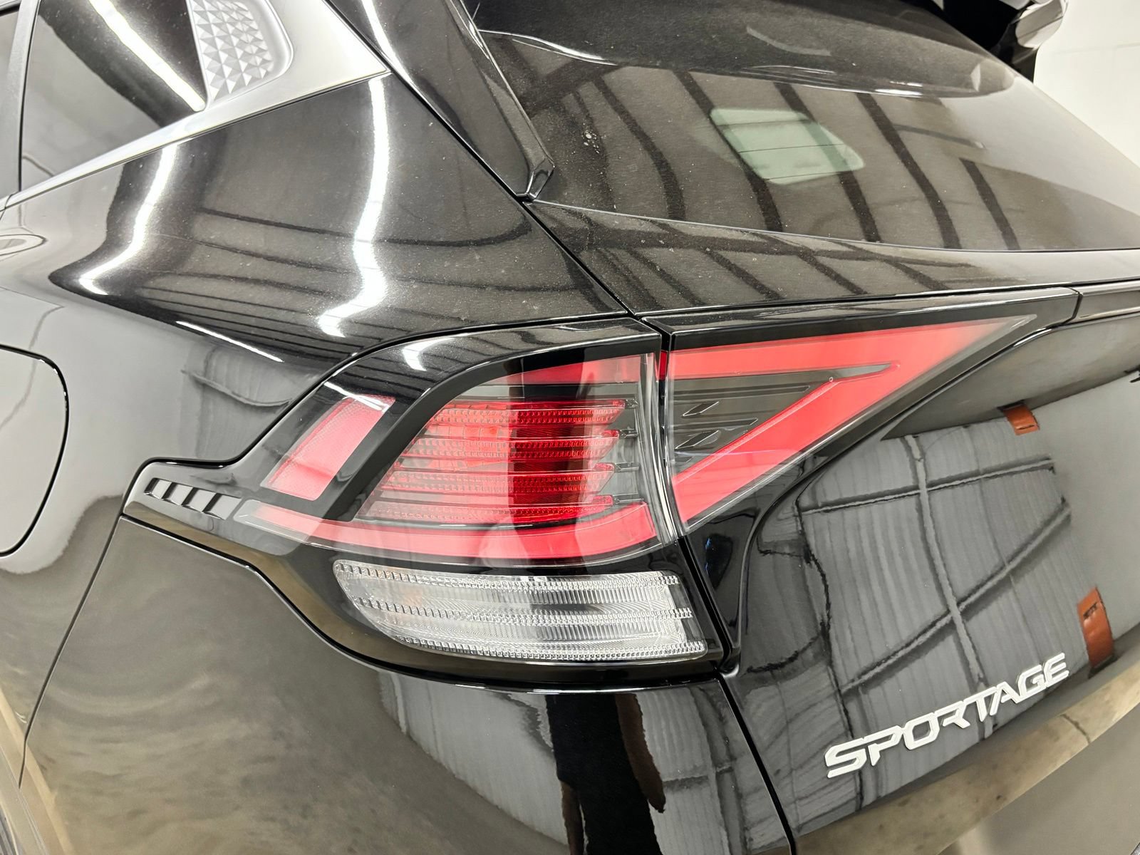 Used 2024 Kia Sportage EX AWD/4WD image 8
