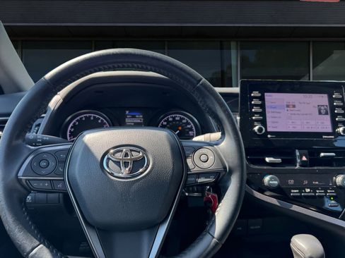 Used 2021 Toyota Camry SE FWD image 3