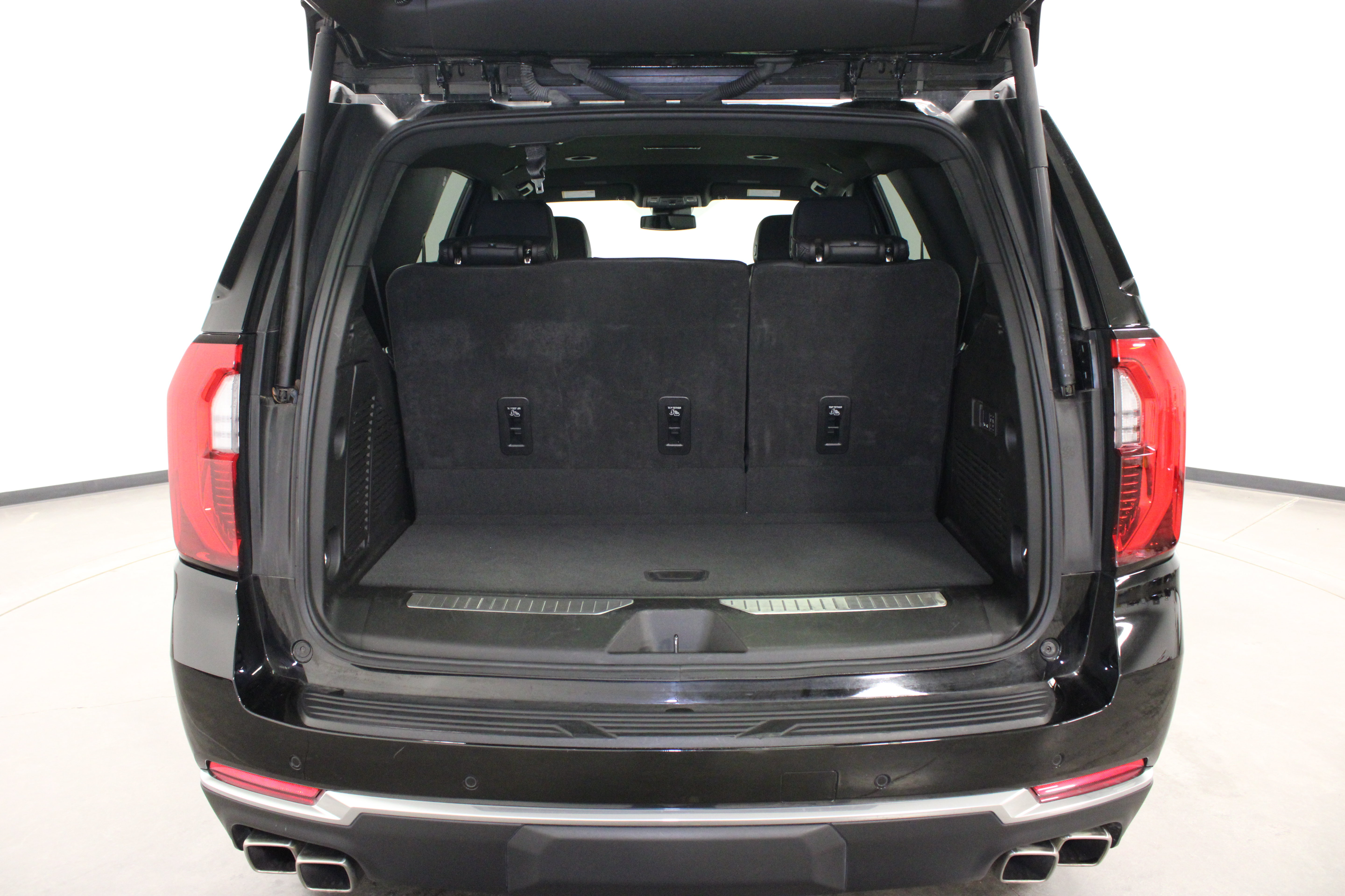 Used 2025 GMC Yukon Denali AWD/4WD image 13