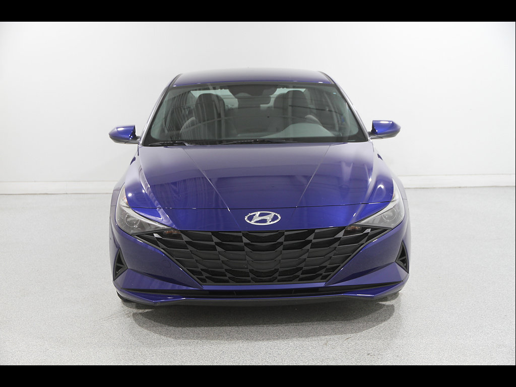 Used 2022 Hyundai Elantra SE FWD image 2