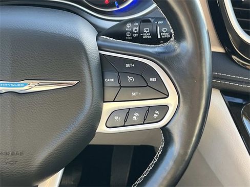 Used 2021 Chrysler Pacifica Touring-L image 18