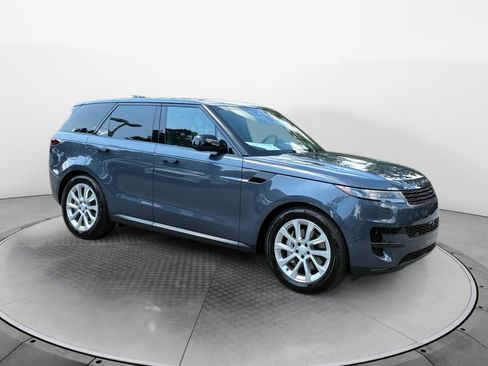 Used 2025 Land Rover Range Rover Sport SE AWD/4WD image 3