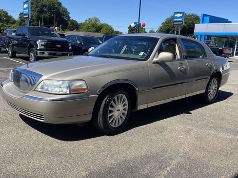 Used 2004 Lincoln Town Car Signature RWD image 3
