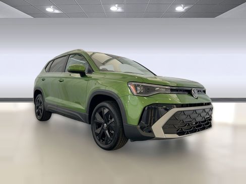 New 2026 Volkswagen Taos SE image 7