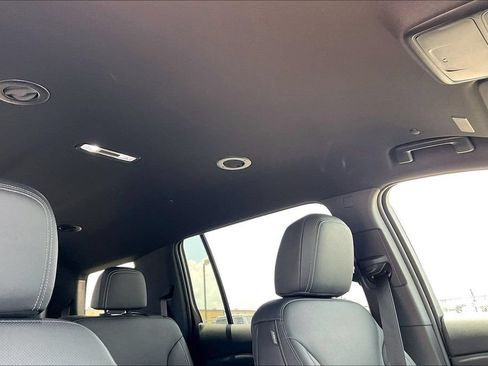 Used 2024 Chevrolet Traverse LT FWD image 28